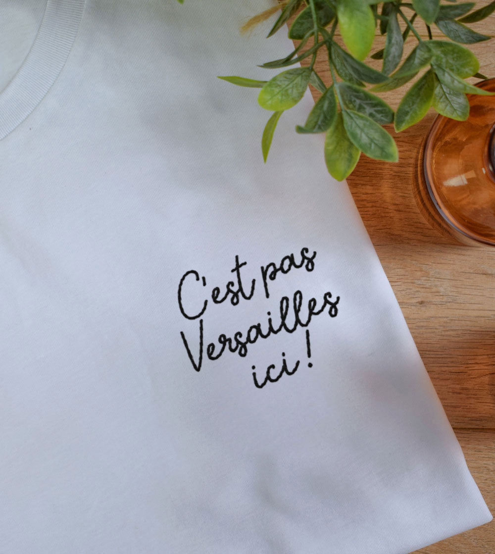 T-shirt Brodé - C'est pas Versailles ici